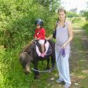 Familj: Lydia rider på en ponny 